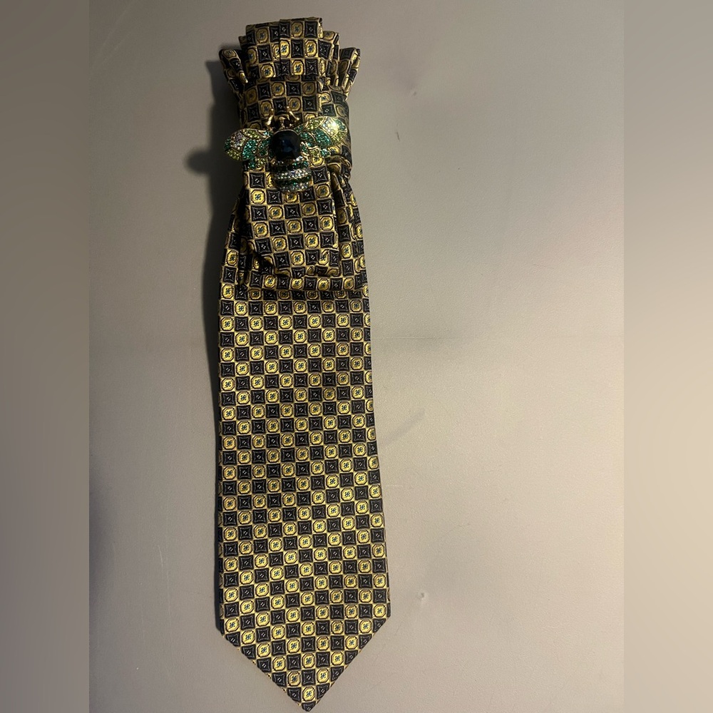 Elegant Patterned Tie with Gemstone Bumblebee Accent Broach